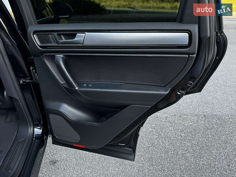 Внедорожник / Кроссовер Volkswagen Touareg 2015 в Новомосковске