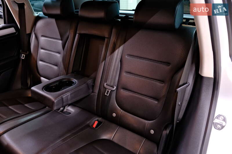 Позашляховик / Кросовер Volkswagen Touareg 2013 в Одесі