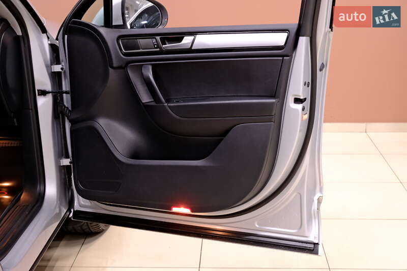 Позашляховик / Кросовер Volkswagen Touareg 2013 в Одесі