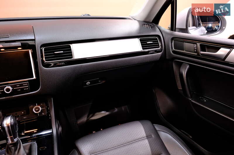 Позашляховик / Кросовер Volkswagen Touareg 2013 в Одесі