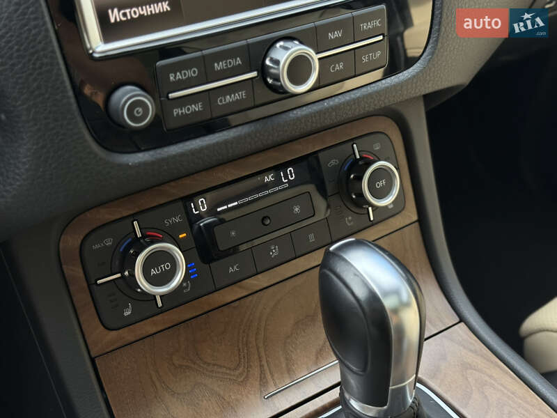 Позашляховик / Кросовер Volkswagen Touareg 2014 в Івано-Франківську