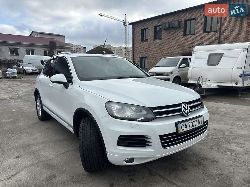 Внедорожник / Кроссовер Volkswagen Touareg 2013 в Киеве