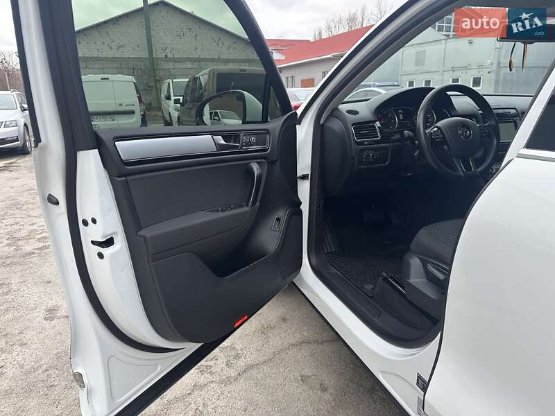 Внедорожник / Кроссовер Volkswagen Touareg 2013 в Киеве