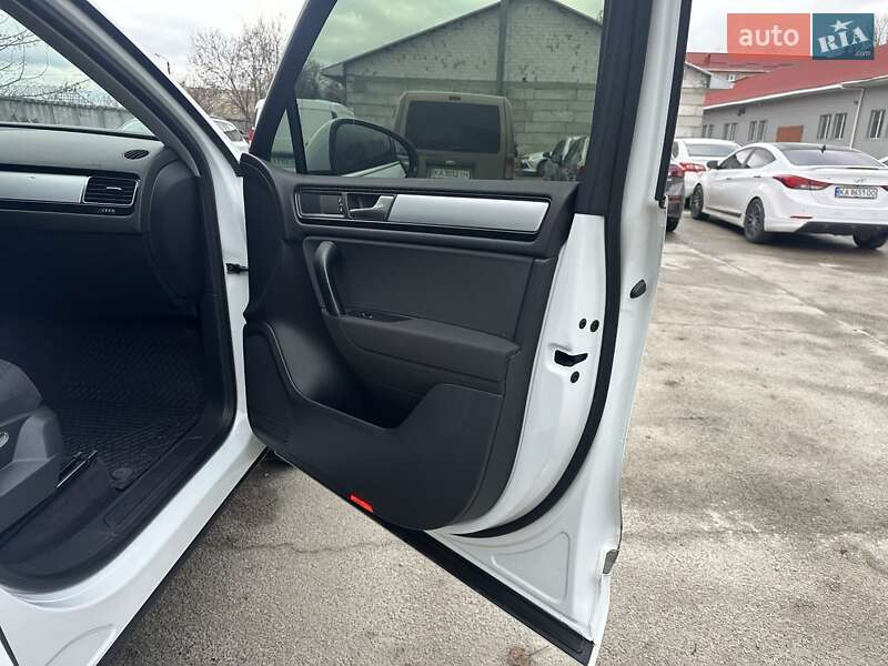 Внедорожник / Кроссовер Volkswagen Touareg 2013 в Киеве