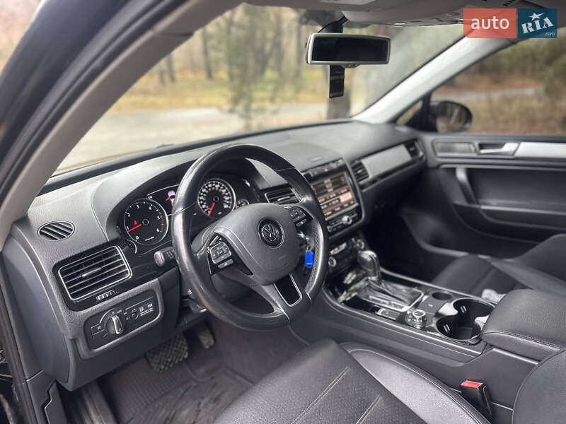 Внедорожник / Кроссовер Volkswagen Touareg 2011 в Киеве