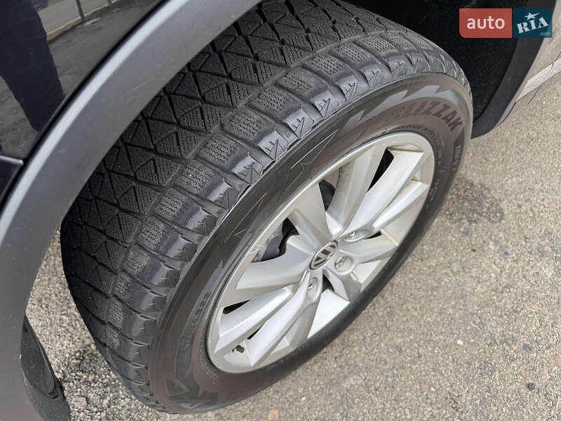 Внедорожник / Кроссовер Volkswagen Touareg 2017 в Киеве