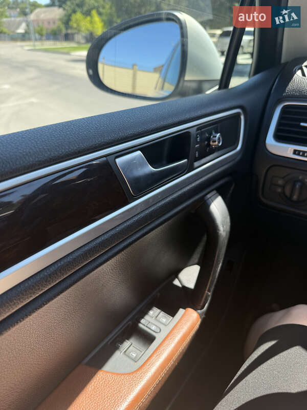 Внедорожник / Кроссовер Volkswagen Touareg 2013 в Запорожье