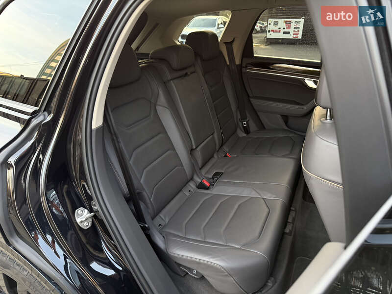 Внедорожник / Кроссовер Volkswagen Touareg 2020 в Киеве