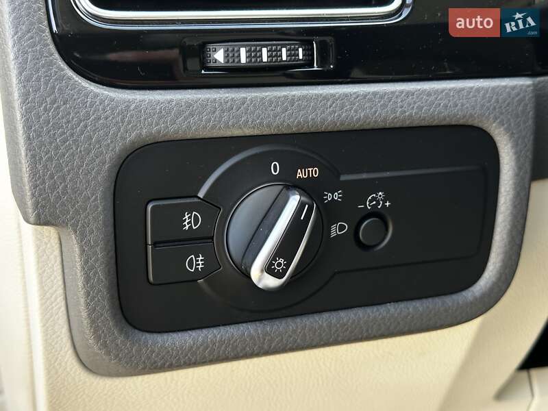 Внедорожник / Кроссовер Volkswagen Touareg 2014 в Львове