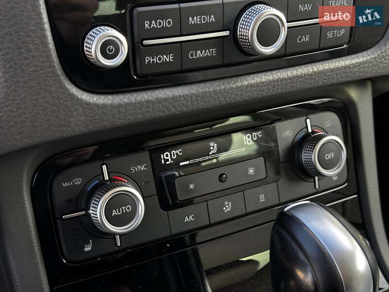 Внедорожник / Кроссовер Volkswagen Touareg 2014 в Львове