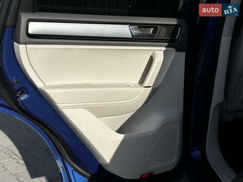 Внедорожник / Кроссовер Volkswagen Touareg 2014 в Львове