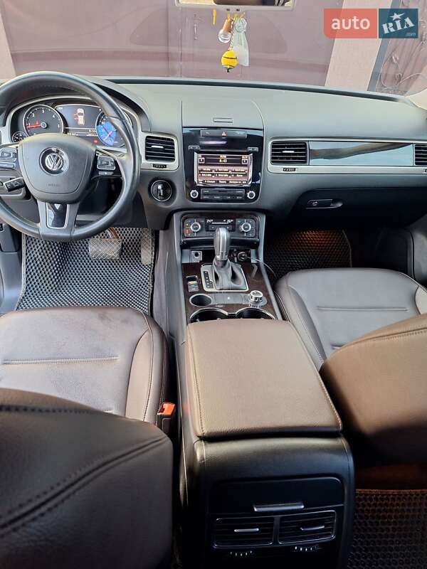 Внедорожник / Кроссовер Volkswagen Touareg 2012 в Конотопе