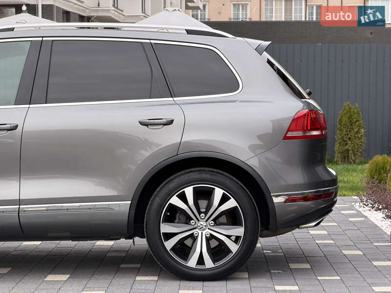 Внедорожник / Кроссовер Volkswagen Touareg 2015 в Ужгороде