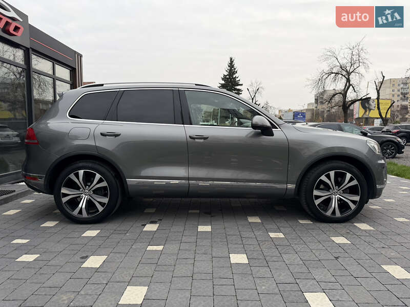 Внедорожник / Кроссовер Volkswagen Touareg 2015 в Ужгороде