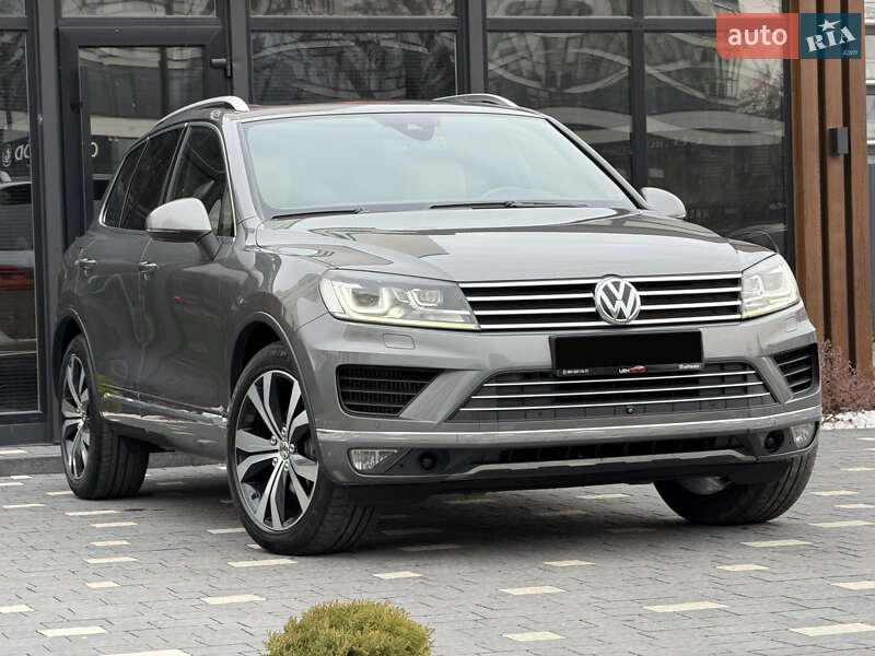 Внедорожник / Кроссовер Volkswagen Touareg 2015 в Ужгороде