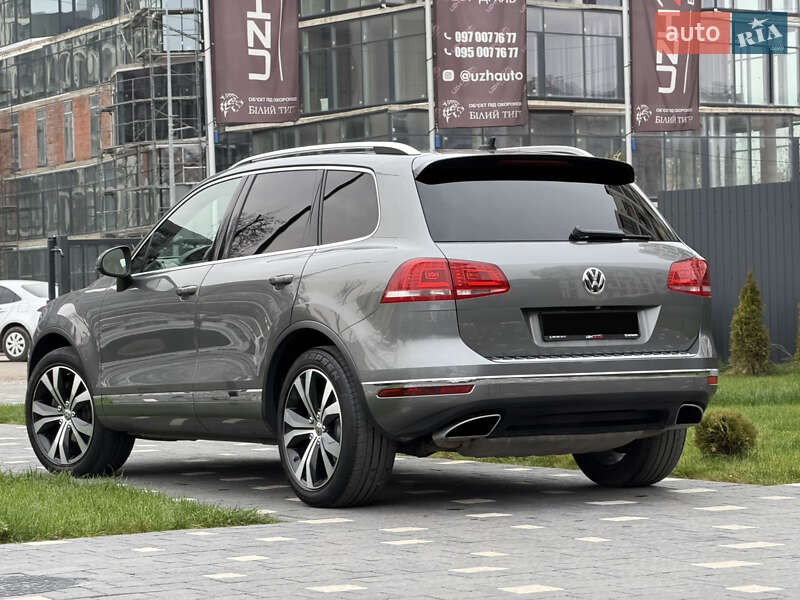 Внедорожник / Кроссовер Volkswagen Touareg 2015 в Ужгороде