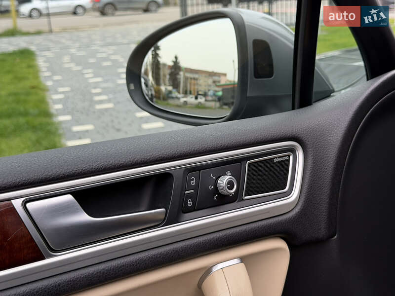 Внедорожник / Кроссовер Volkswagen Touareg 2015 в Ужгороде