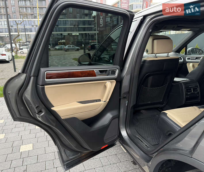 Внедорожник / Кроссовер Volkswagen Touareg 2015 в Ужгороде