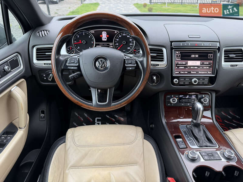 Внедорожник / Кроссовер Volkswagen Touareg 2015 в Ужгороде