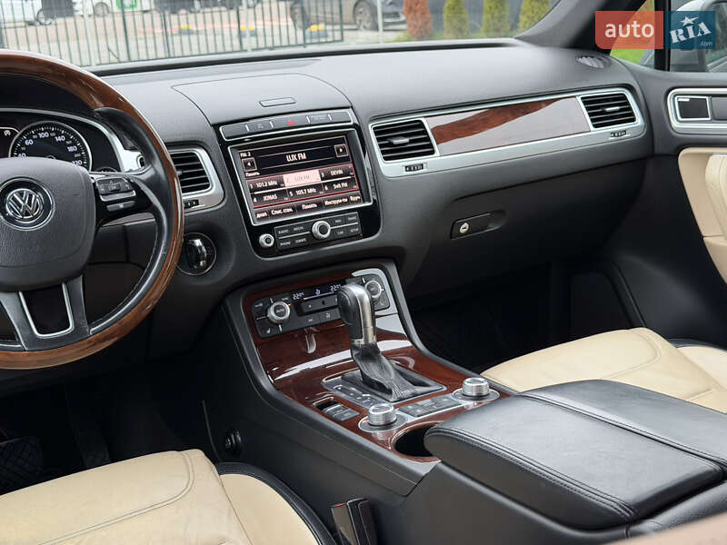 Внедорожник / Кроссовер Volkswagen Touareg 2015 в Ужгороде