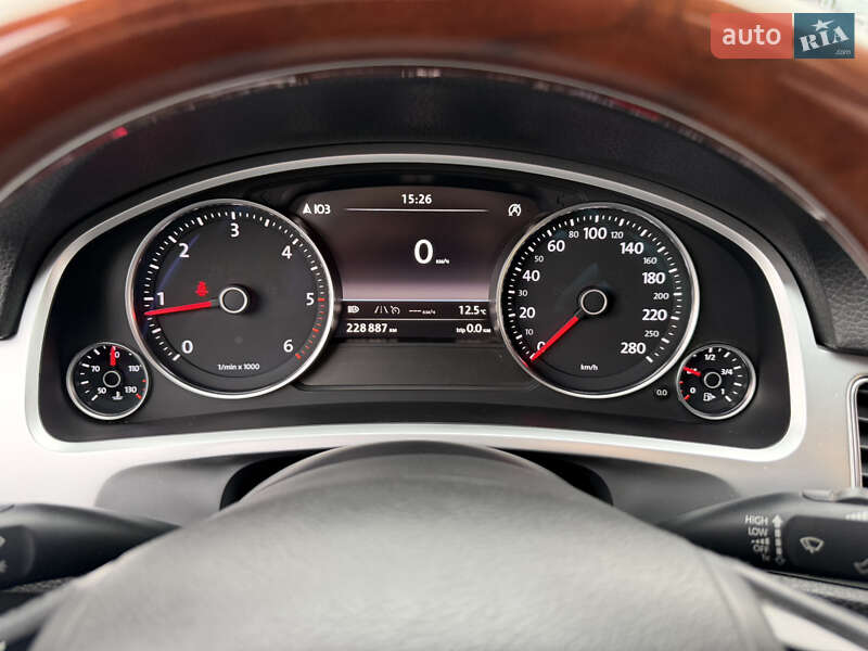 Внедорожник / Кроссовер Volkswagen Touareg 2015 в Ужгороде