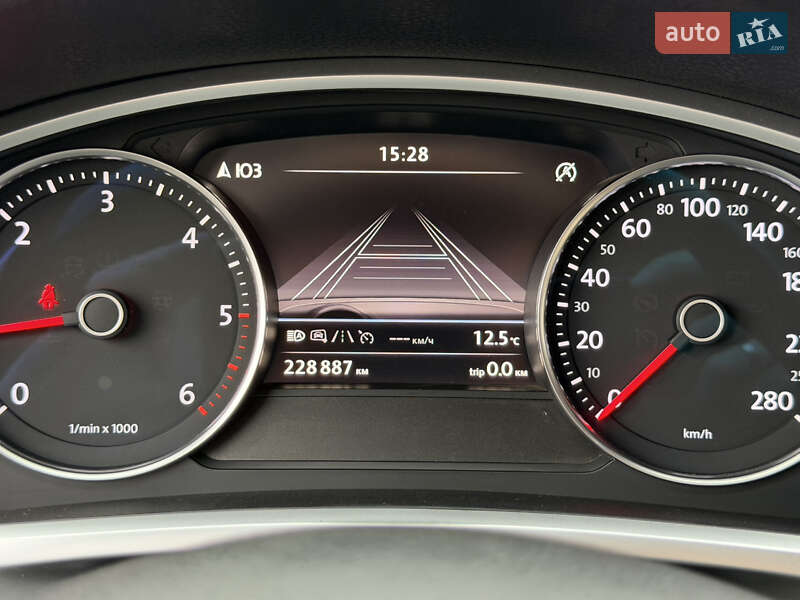 Внедорожник / Кроссовер Volkswagen Touareg 2015 в Ужгороде