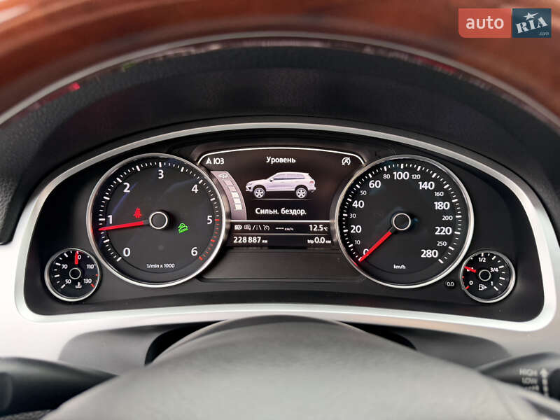 Внедорожник / Кроссовер Volkswagen Touareg 2015 в Ужгороде