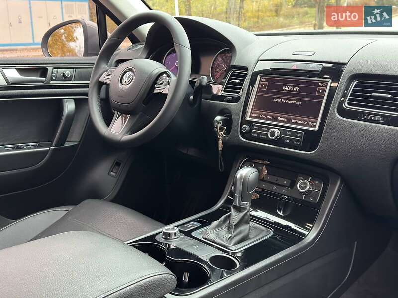 Внедорожник / Кроссовер Volkswagen Touareg 2012 в Запорожье