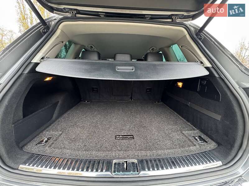 Внедорожник / Кроссовер Volkswagen Touareg 2012 в Запорожье