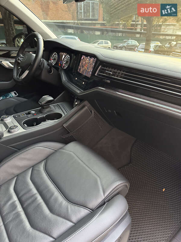 Внедорожник / Кроссовер Volkswagen Touareg 2020 в Киеве