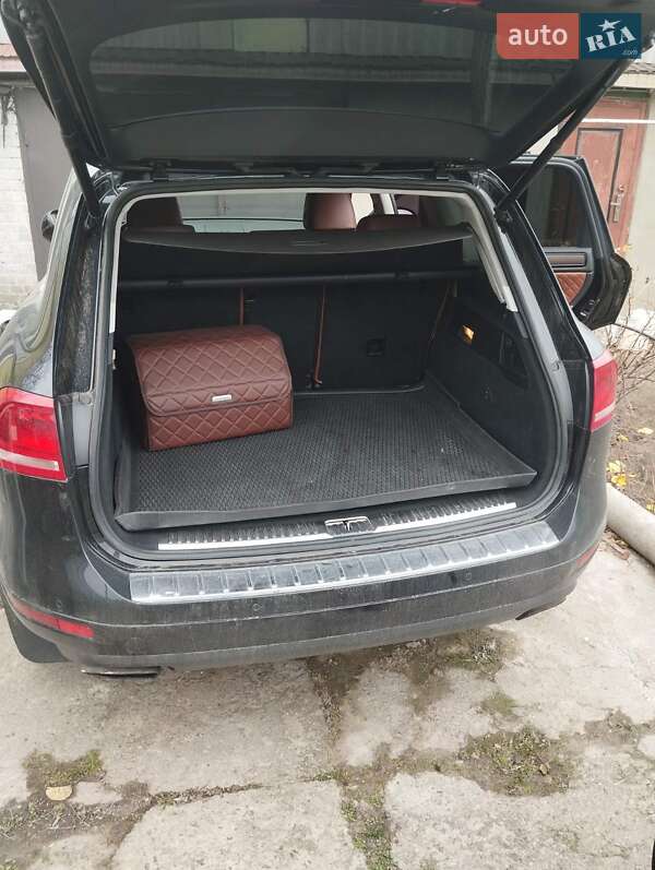 Внедорожник / Кроссовер Volkswagen Touareg 2014 в Новых Петровцах