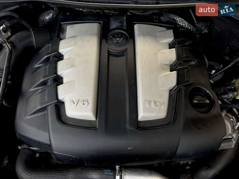 Внедорожник / Кроссовер Volkswagen Touareg 2011 в Сумах