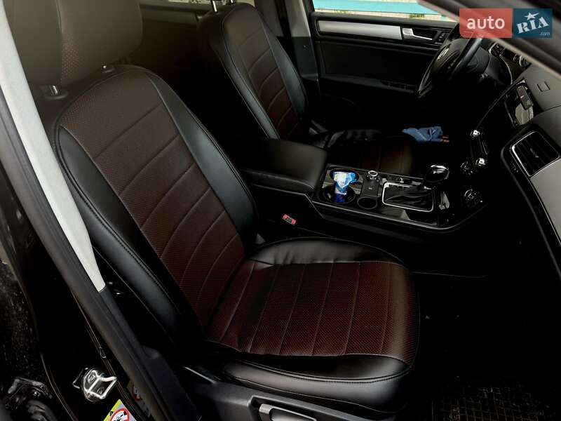 Внедорожник / Кроссовер Volkswagen Touareg 2011 в Сумах