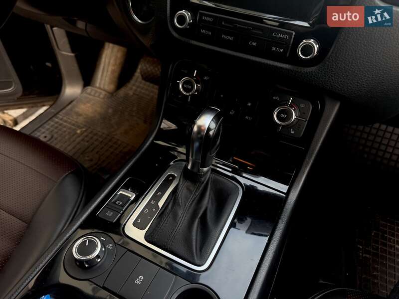 Внедорожник / Кроссовер Volkswagen Touareg 2011 в Сумах