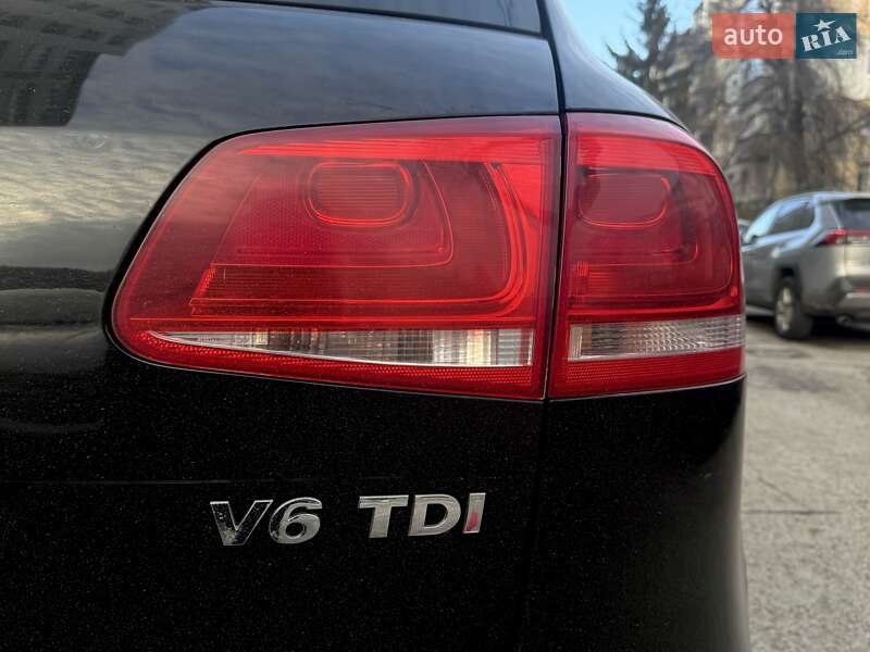 Внедорожник / Кроссовер Volkswagen Touareg 2011 в Сумах