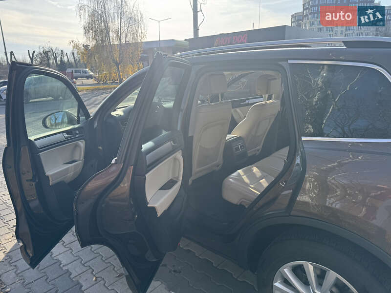 Внедорожник / Кроссовер Volkswagen Touareg 2013 в Вишневом