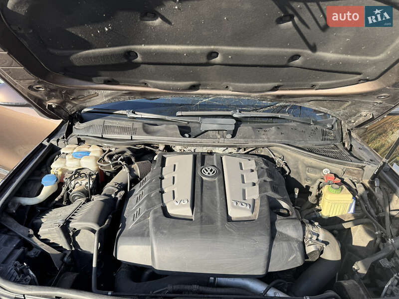 Внедорожник / Кроссовер Volkswagen Touareg 2013 в Вишневом