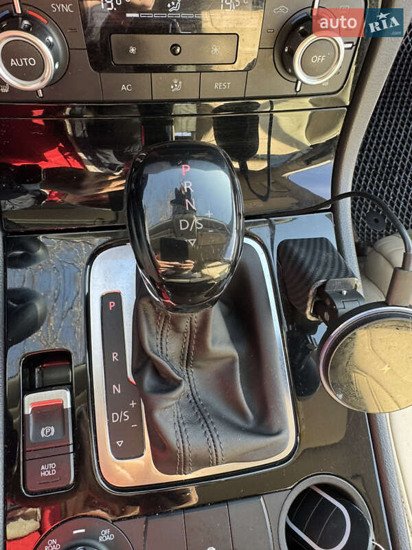 Внедорожник / Кроссовер Volkswagen Touareg 2013 в Вишневом