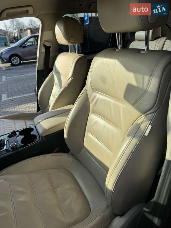 Внедорожник / Кроссовер Volkswagen Touareg 2013 в Вишневом