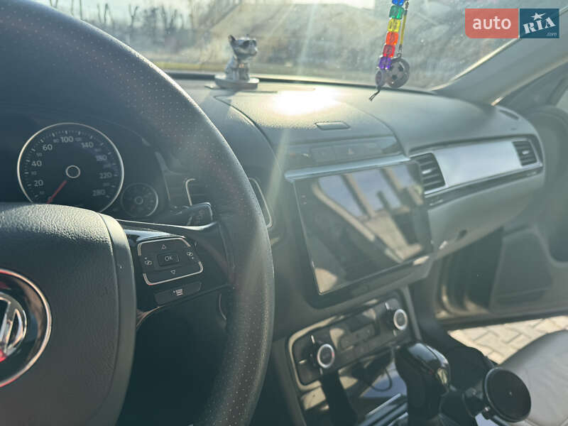 Внедорожник / Кроссовер Volkswagen Touareg 2013 в Вишневом