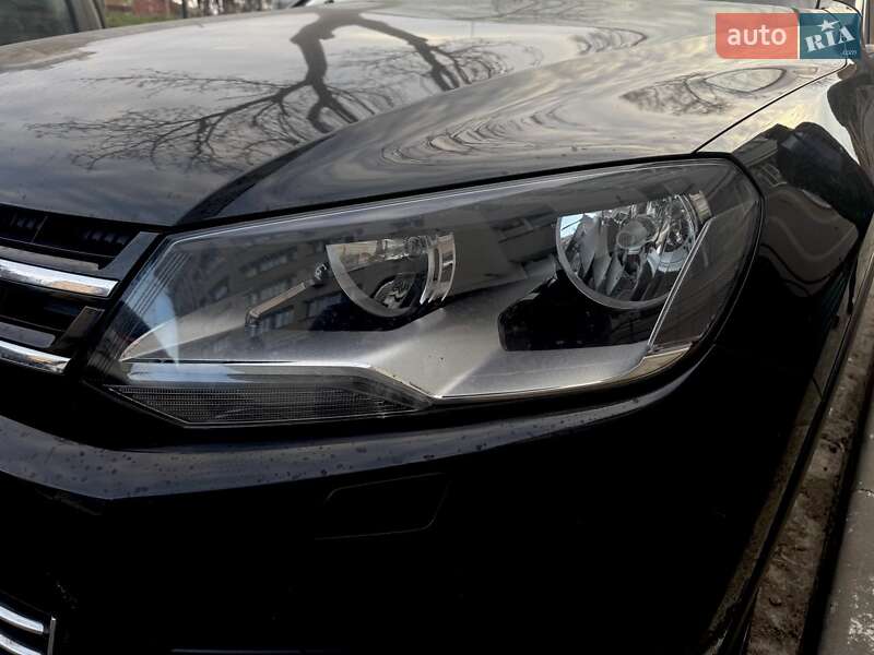 Внедорожник / Кроссовер Volkswagen Touareg 2011 в Сумах