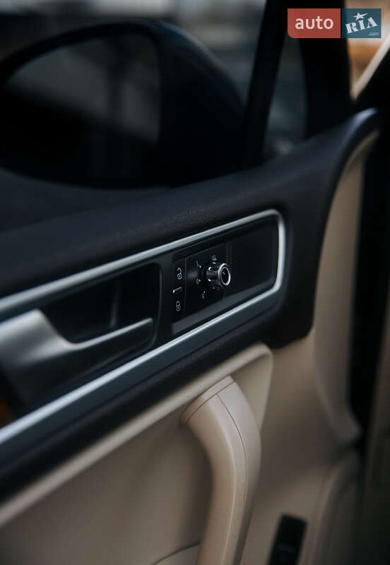 Внедорожник / Кроссовер Volkswagen Touareg 2011 в Ивано-Франковске