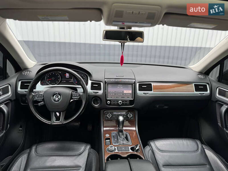 Внедорожник / Кроссовер Volkswagen Touareg 2015 в Луцке