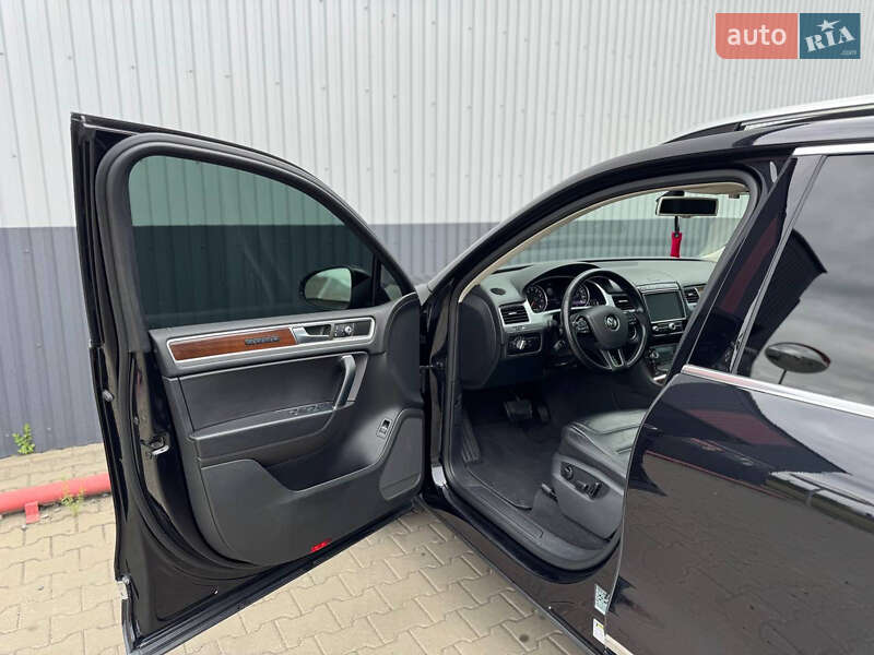 Внедорожник / Кроссовер Volkswagen Touareg 2015 в Луцке