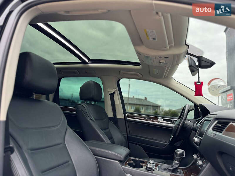 Внедорожник / Кроссовер Volkswagen Touareg 2015 в Луцке