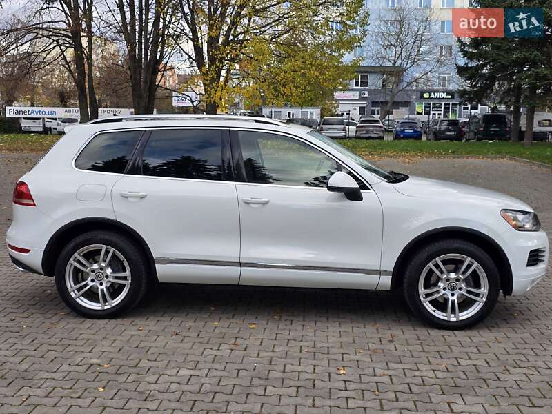 Позашляховик / Кросовер Volkswagen Touareg 2012 в Чернівцях