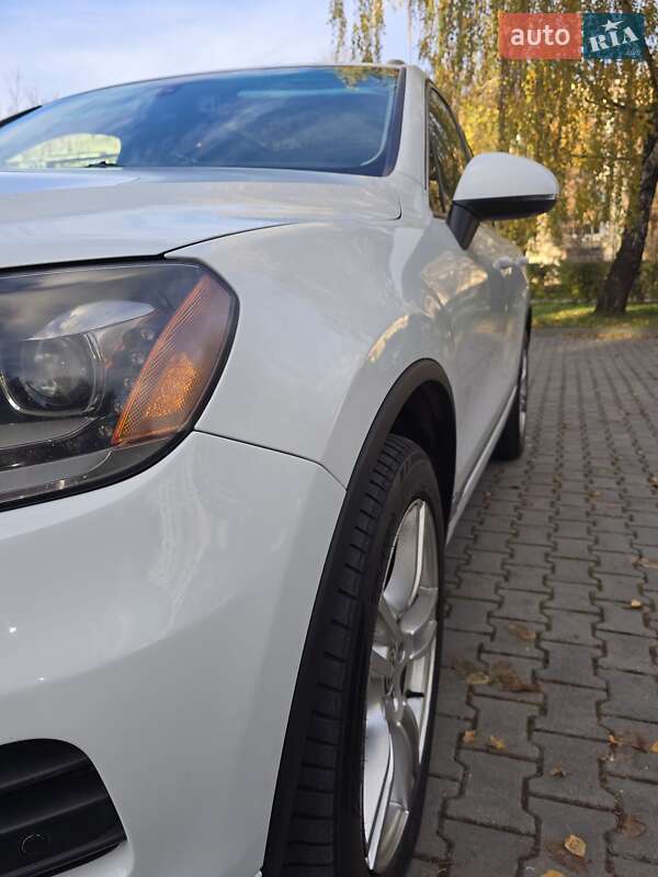 Позашляховик / Кросовер Volkswagen Touareg 2012 в Чернівцях