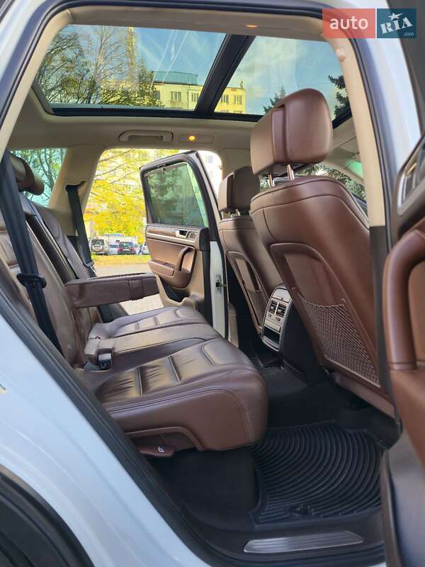 Позашляховик / Кросовер Volkswagen Touareg 2012 в Чернівцях