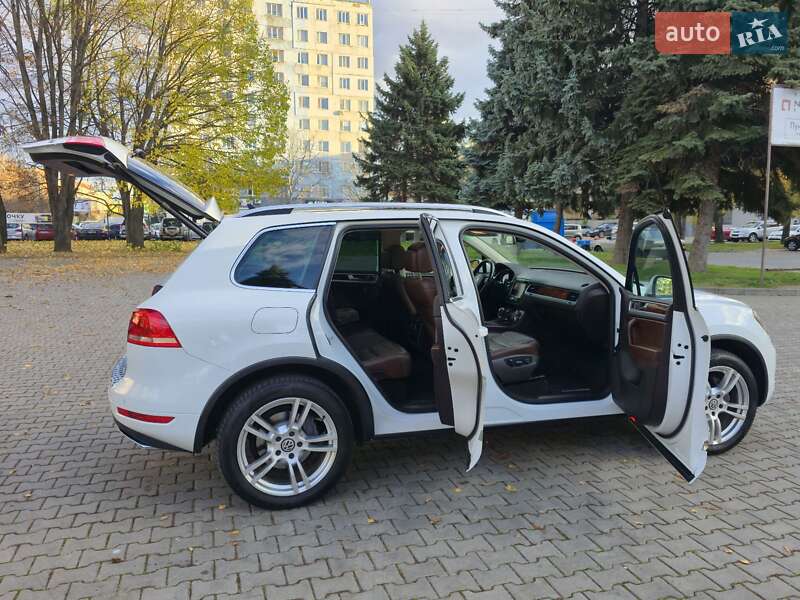 Позашляховик / Кросовер Volkswagen Touareg 2012 в Чернівцях