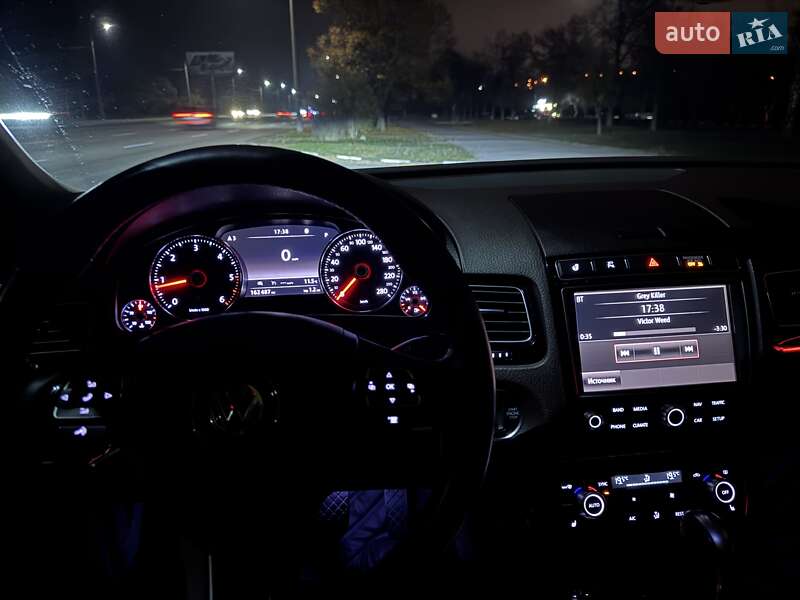 Внедорожник / Кроссовер Volkswagen Touareg 2015 в Днепре